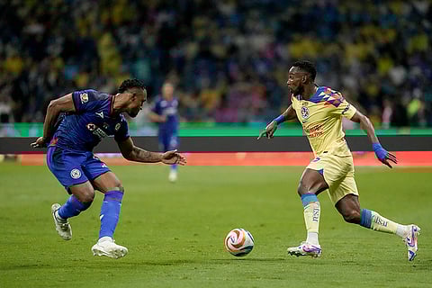 Julian Quinonez and Willer Ditta fights for the ball